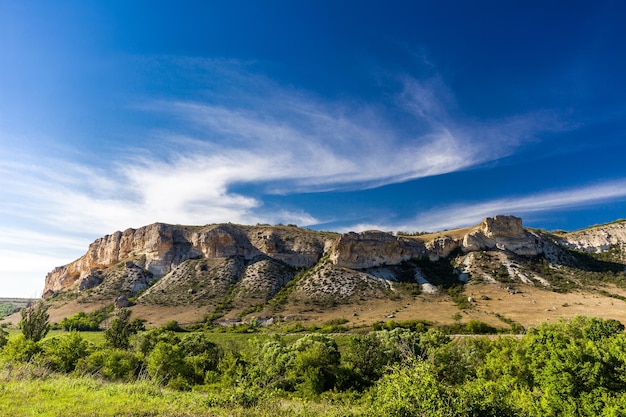 Rebords rocheux cuesta dans un paysage de terrain vallonné par temps clair