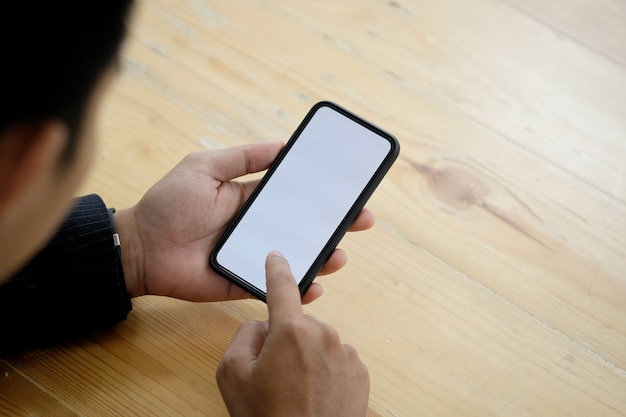 Recadrage d&#39;un homme à l&#39;aide de smartphone.