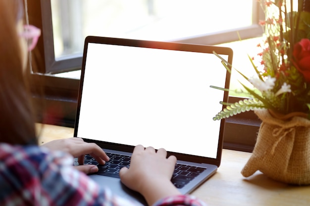 Recadré coup de femme à l&#39;aide d&#39;un ordinateur portable à son bureau à la maison.