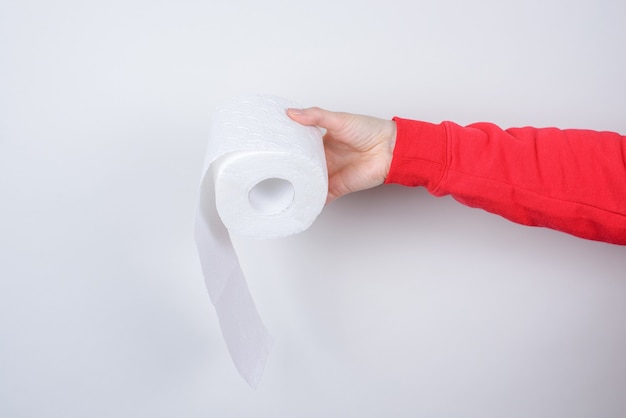 Recadrée gros plan vue de côté photo de main tenant du papier toilette doux blanc isolé sur fond gris