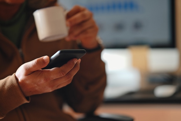 Recadrée de l&#39;homme à l&#39;aide d&#39;un téléphone portable.