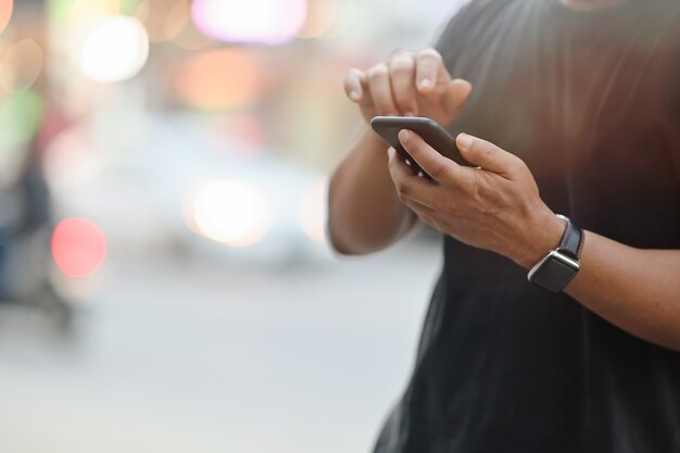 Recadrée de l&#39;homme à l&#39;aide d&#39;un téléphone portable.