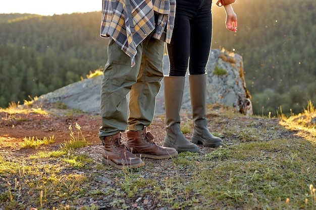 Recadrée jeune voyageur touristes randonneur gros plan chaussures bottes et randonnée homme et femme randonneurs touristiques wa ...