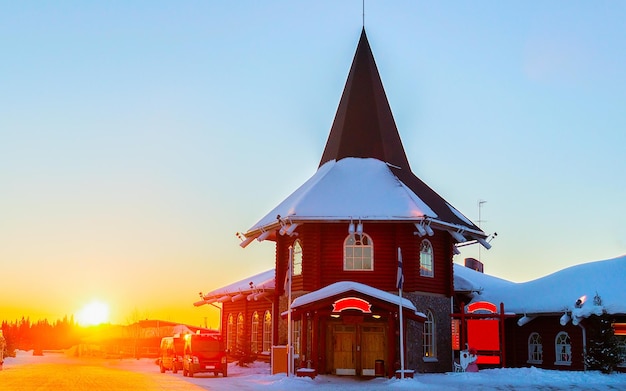 Réception au village du Père Noël à Rovaniemi en Laponie finlandaise. Hiver de maison de bureau de Noël. Laponie et neige. Rendez-vous à Joulupukki au parc de vacances au pôle nord. Nouvel An.