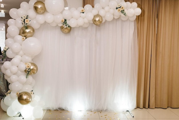 Réception de mariage Arche sur fond ballons décor de fête Espace de copie Concept de célébration Photowall décoration de mariage espace ou lieu à partir de ballons et de fleurs blancs et or Décor d'automne