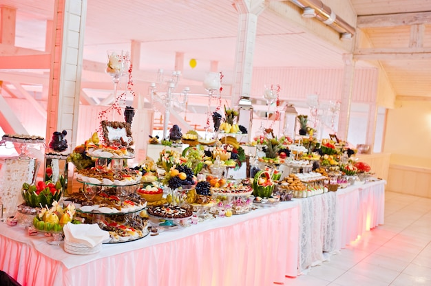 Réception de mariage. Table avec des fruits et des bonbons