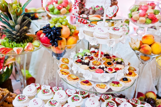 Réception de mariage. Table avec des fruits et des bonbons