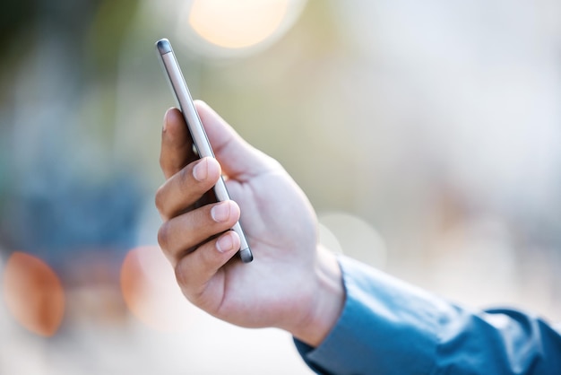 Réception n'importe où, n'importe quand. Photo d'un homme d'affaires utilisant un smartphone pour envoyer un SMS.