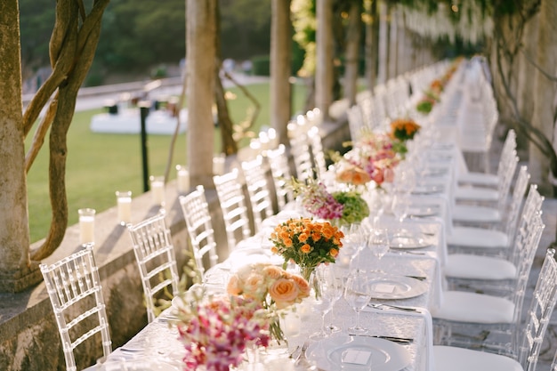 Réception de table de dîner de mariage une très longue table de mariage allant en perspective des bouquets de jaune