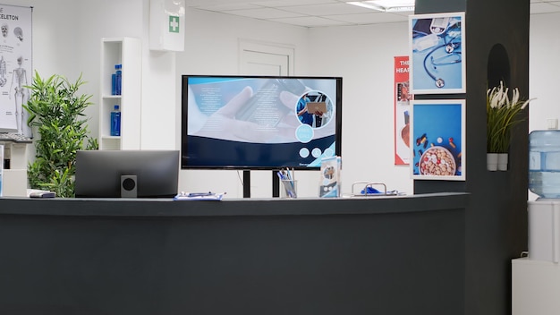 Réception vide avec salle d'attente dans le hall de la clinique, utilisée pour que les patients assistent à un rendez-vous de visite médicale avec des spécialistes. Salle d'attente au centre de santé privé.