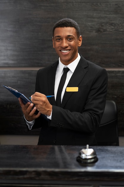 Photo réceptionniste masculin en costume élégant pendant les heures de travail