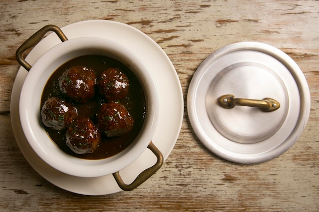 Recette Boulettes de viande sauce tomate et légumes. Tapas espagnoles traditionnelles.