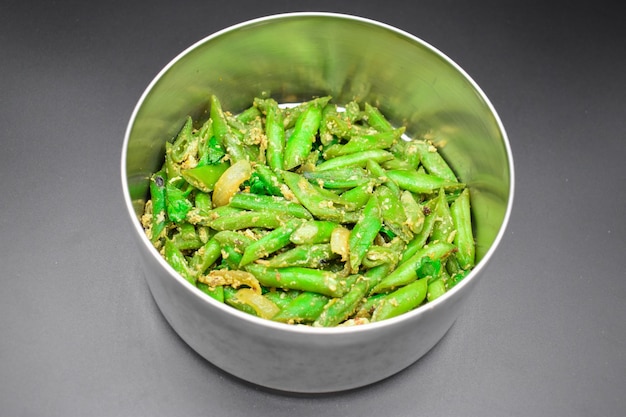 Recette de curry asiatique aux haricots verts du Myanmar ou de Birmanie Vue de face