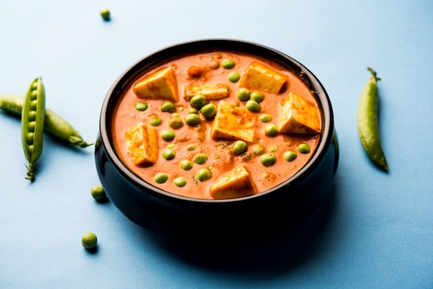 Recette de curry matar paneer à base de fromage cottage aux pois verts, servie dans un bol. mise au point sélective