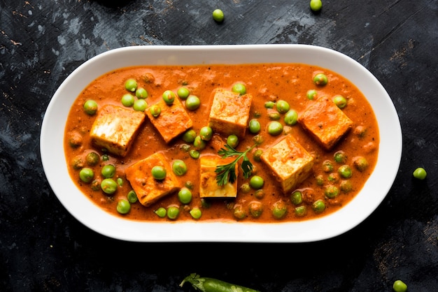 Recette de curry matar paneer à base de fromage cottage aux pois verts, servie dans un bol. mise au point sélective