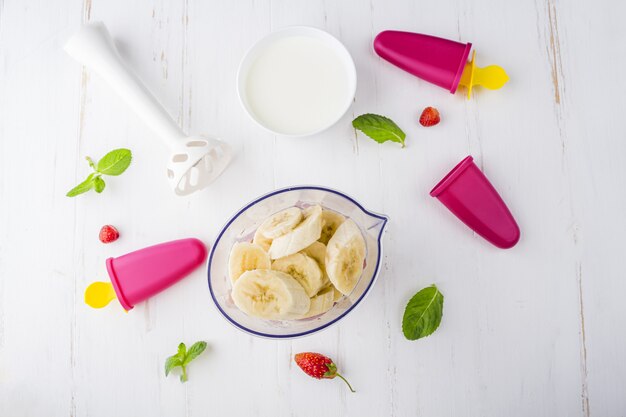 Recette étape par étape. Cuisson de la crème glacée rose maison.