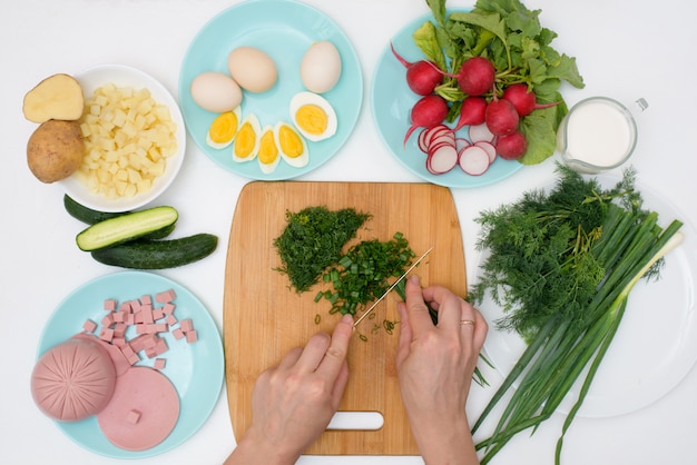 Recette étape Par étape De La Soupe Froide Russe à L'okroshka