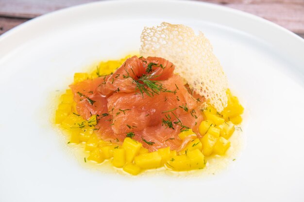 Photo recette de gravlax de saumon avec brumoise de mangue et vinaigre balsamique blanc