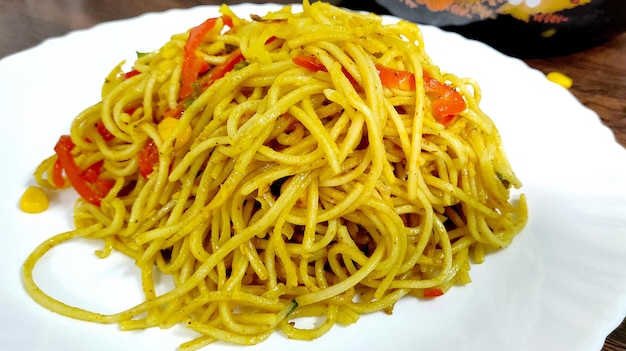 Recette indochinoise faite maison nouilles Schezwan ou nouilles Hakka aux légumes ou chow mein mise au point sélective