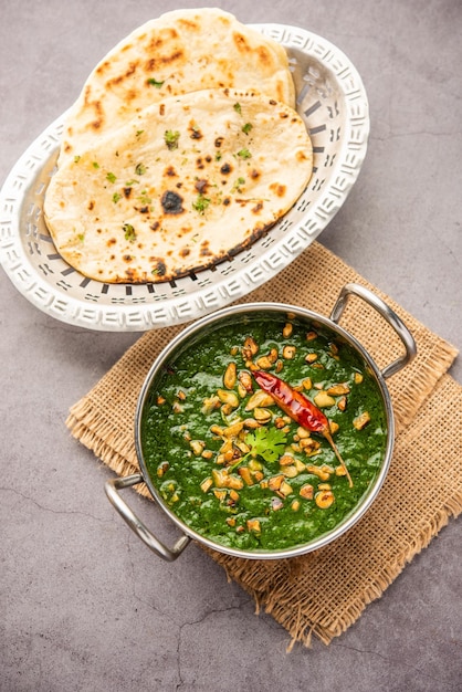 Recette de Lasooni palak ou curry d'épinards à l'ail style dhaba Plat principal indien servi avec naan