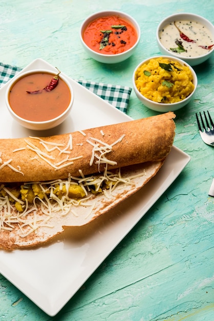 Recette de masala dosa au fromage avec sambar et chutney, mise au point sélective