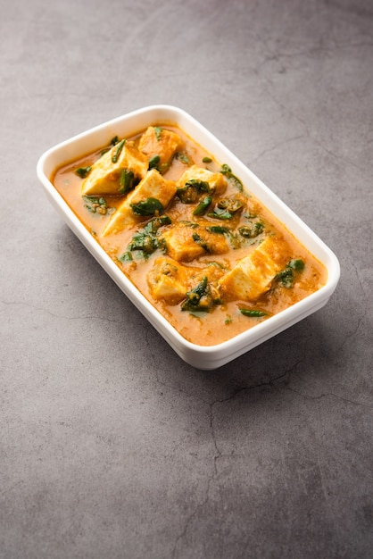 Recette de methi Paneer Sabzi ou fromage cottage de style indien avec des feuilles de fenugrec au curry. Servi dans un bol ou Karahi