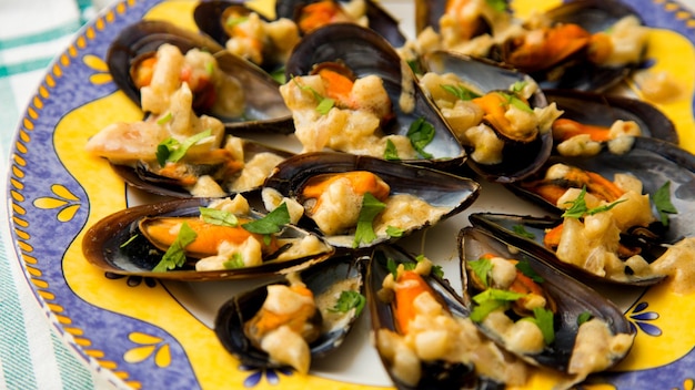 Recette Moules vapeur à la grecque avec fromage feta et sauce et légumes. Tapas espagnoles.