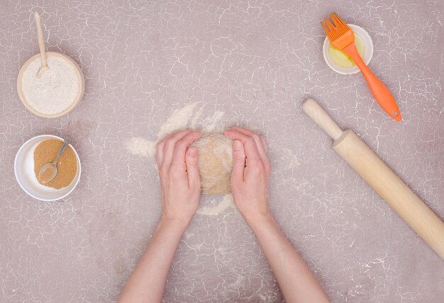 Une recette pas à pas pour des brioches à la cannelle rose sucrée