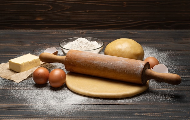 Recette de pâte feuilletée roulée et non cuite sur fond de bois