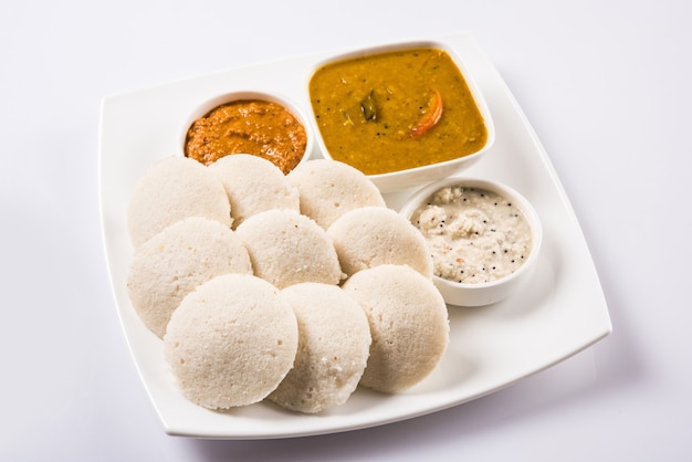 Recette de petit-déjeuner de l'Inde du Sud Idly ou Idli ou gâteau de riz servi avec chutney de noix de coco et sambar, mise au point sélective