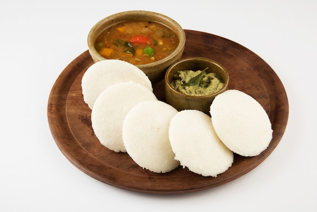 Recette de petit-déjeuner de l'Inde du Sud Idly ou Idli ou gâteau de riz servi avec chutney de noix de coco et sambar, mise au point sélective