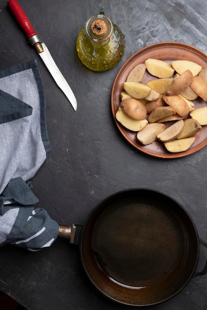 Recette pour cuisiner de délicieuses pommes de terre frites de manière rustique vue de dessus