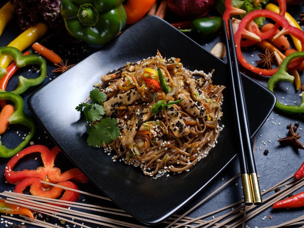 Recette de repas. ingrédients alimentaires traditionnels et processus de cuisson. cuisine japonaise. repas de viande et de légumes de nouilles de sarrasin.