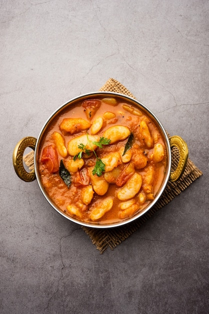 Recette sabzi ou sabji au curry double haricots à base d'épices indiennes de base et de tomates fraîches servies dans un bol mise au point sélective