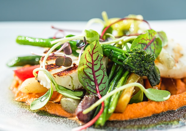 Photo recette saine d'aliments biologiques et menu de salades végétariennes dans un restaurant de luxe légumes chauds avec du fromage ...