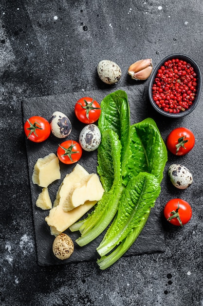 Recette de salade César, laitue romaine, tomates, œufs, parmesan, ail, poivre. Vue de dessus