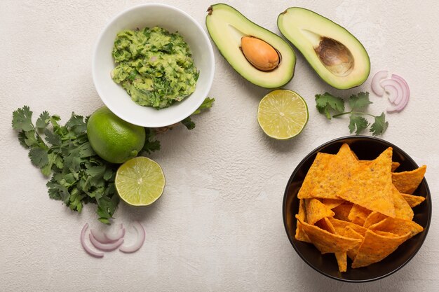 Recette de sauce mexicaine Guacamole, ingrédients sur une table de cuisine blanche