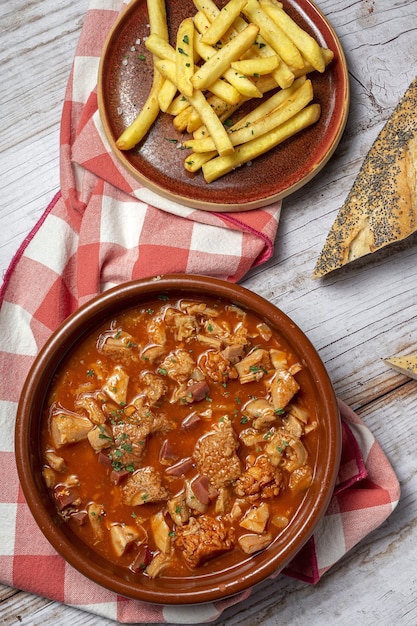 Recette traditionnelle maison et typique callos a la madrileña avec pain et frites. Concept de cuisine espagnole