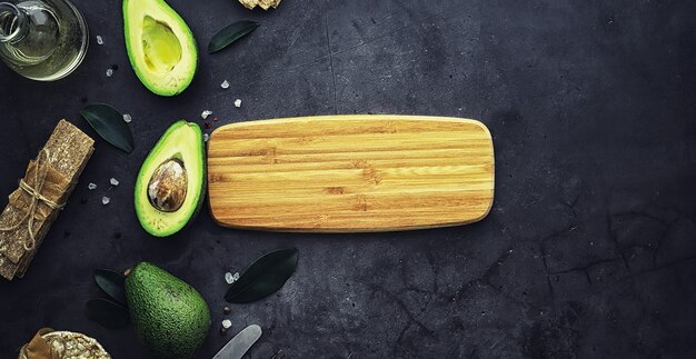 Recettes de cuisine à l'avocat. Avocat vert mûr sur une planche à découper en bois pour servir.