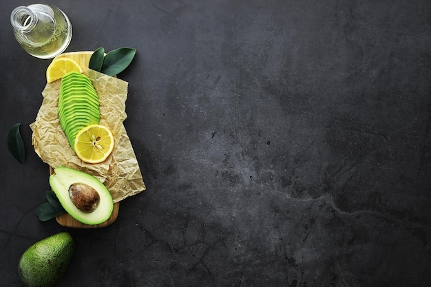 Recettes de cuisine à l'avocat. Avocat vert mûr sur une planche à découper en bois pour servir.