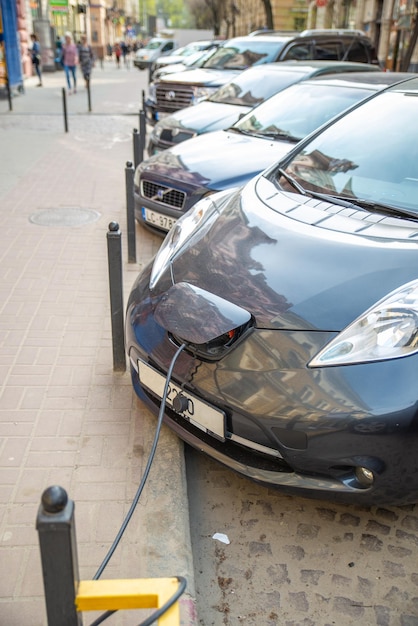 Recharge de voiture électrique sur le parking de la rue de la ville