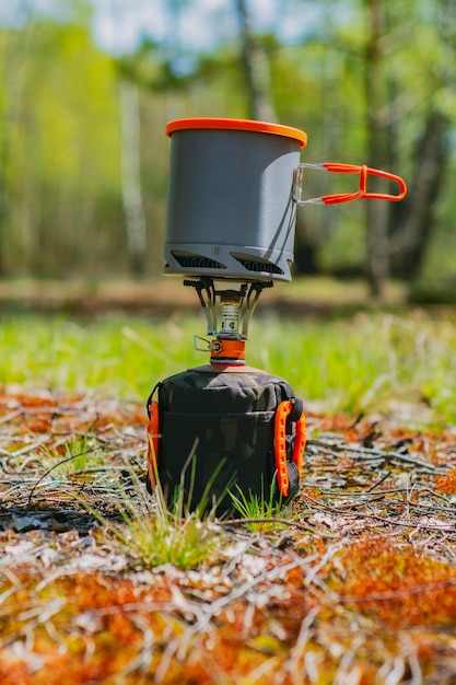 Réchaud à gaz touristique pour le camping et les loisirs sur fond de nature