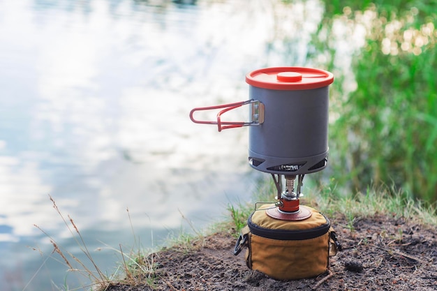 Réchaud à gaz touristique pour le camping et les loisirs sur fond de nature