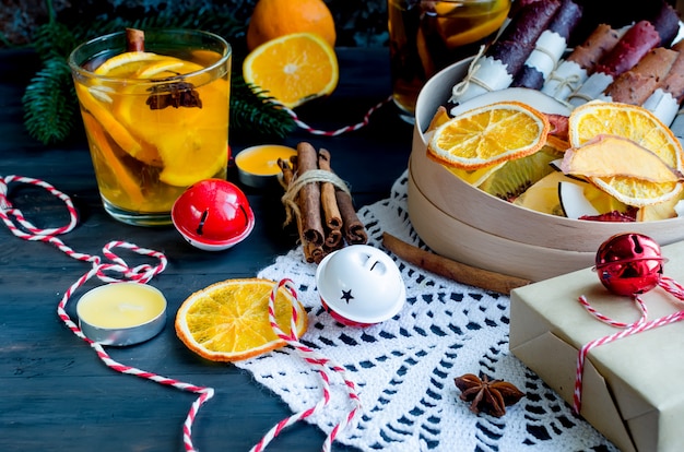 Réchauffement du thé d&#39;hiver, fruits secs le jour de Noël