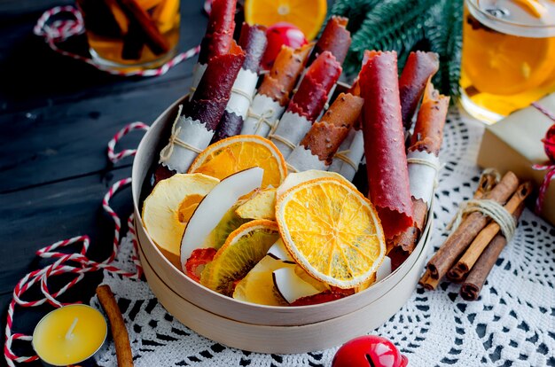 Réchauffement du thé d&#39;hiver, fruits secs le jour de Noël