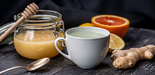 Réchauffer un thé vitaminé avec du gingembre, du citron et du miel