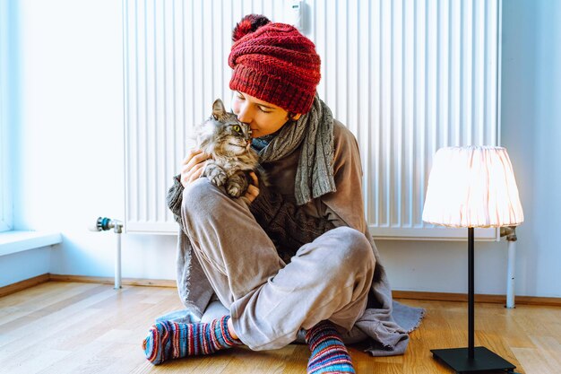 Réchauffez-vous près du radiateur dans une maison froide avec un chat domestique