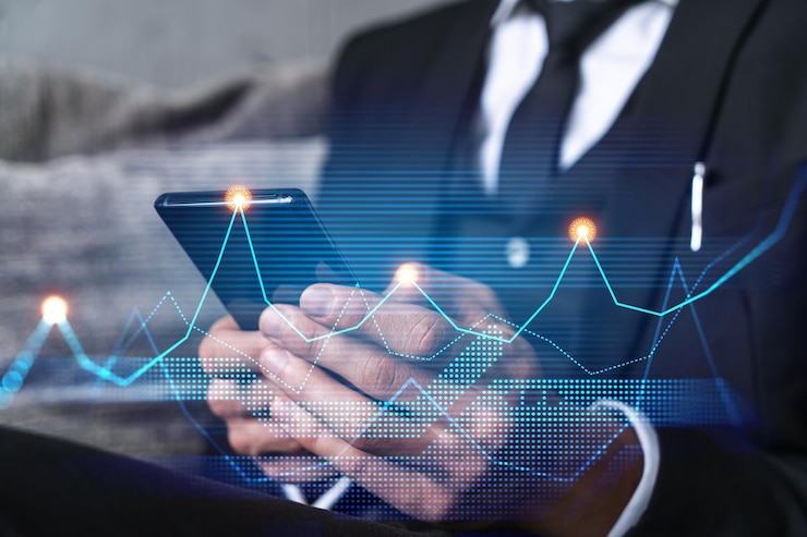 Photo recherche et analyse d'homme d'affaires à l'aide d'une application en ligne sur le téléphone hologramme de graphique financier