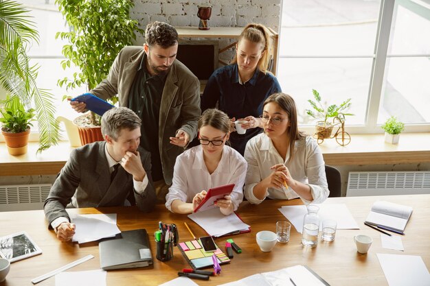 Recherche de concurrents Groupe de jeunes professionnels ayant une réunion