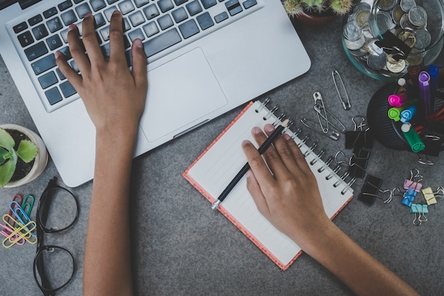 À la recherche de direction et d&#39;inspiration, Business travaillant dans un bureau